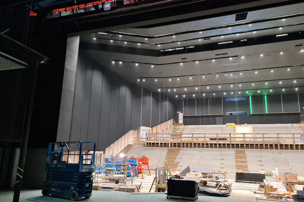 Forbedret akustikk med oppspente vegger