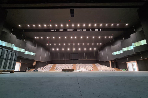 Forbedret akustikk med oppspente vegger