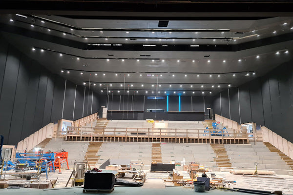 Forbedret akustikk med oppspente vegger