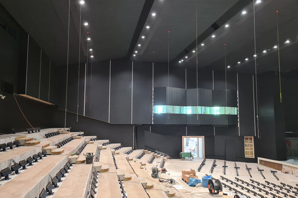 Forbedret akustikk med oppspente vegger