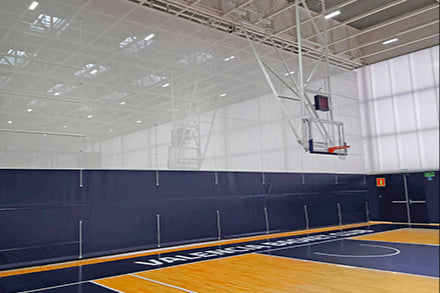 Skille vegger og gardiner for haller