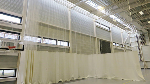 Skille vegger og gardiner for haller