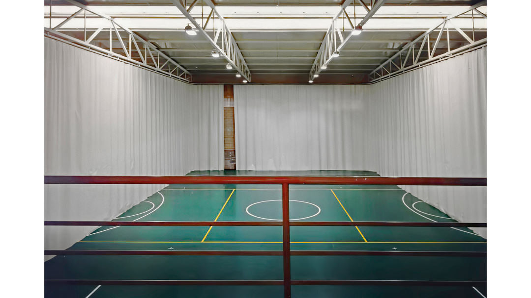 Skille vegger og gardiner for haller