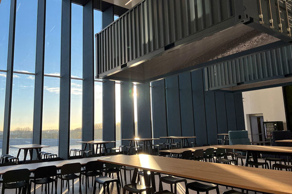 Forbedret akustikk med oppspente vegger