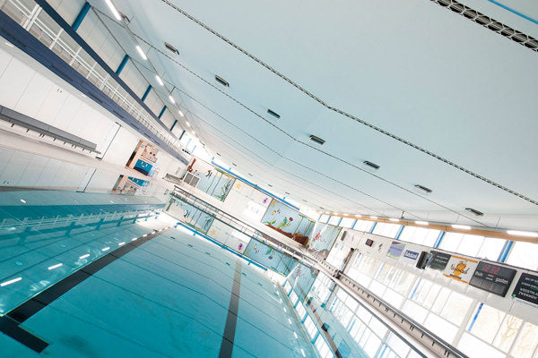 Akustikk tak for svømmehaller