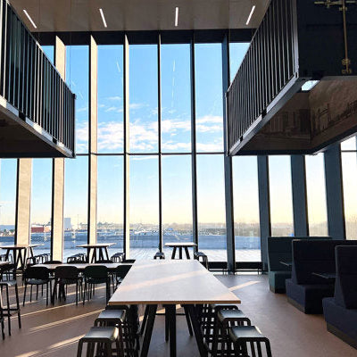 Forbedret akustikk med oppspente vegger