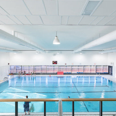 Forbedret akustikk med oppspente vegger