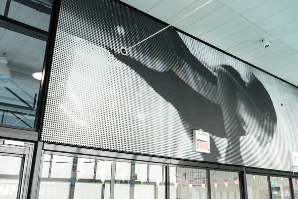 Forbedret akustikk med oppspente vegger