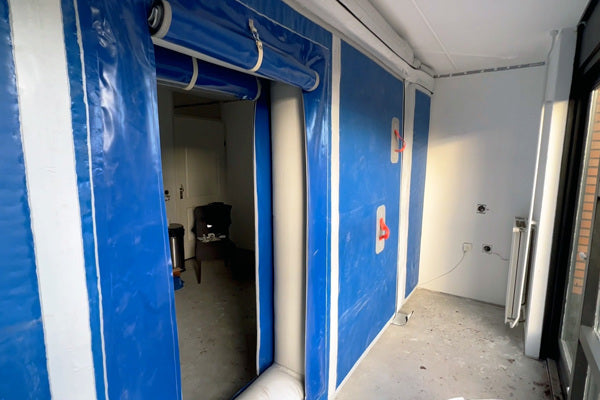 Oppblåsbar vegg mot støv