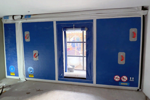 Oppblåsbar vegg mot støv