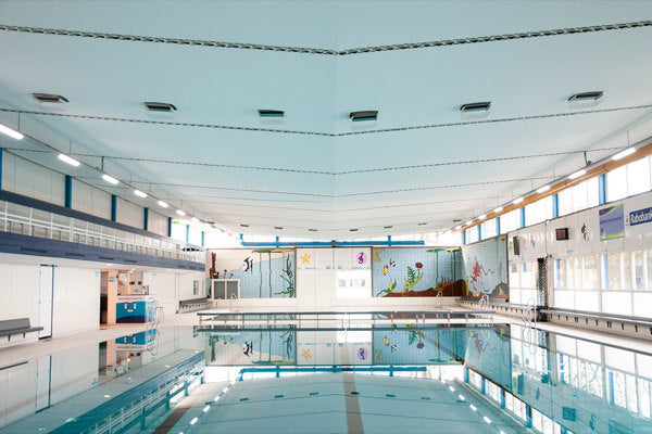 Akustikk tak for svømmehaller