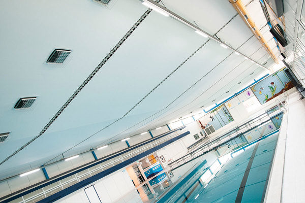 Akustikk tak for svømmehaller